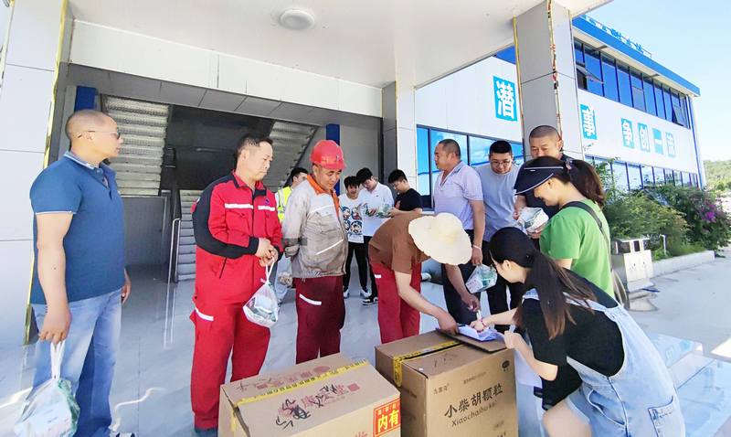 四分公司工會(huì)開展“夏送清涼”活動(dòng)