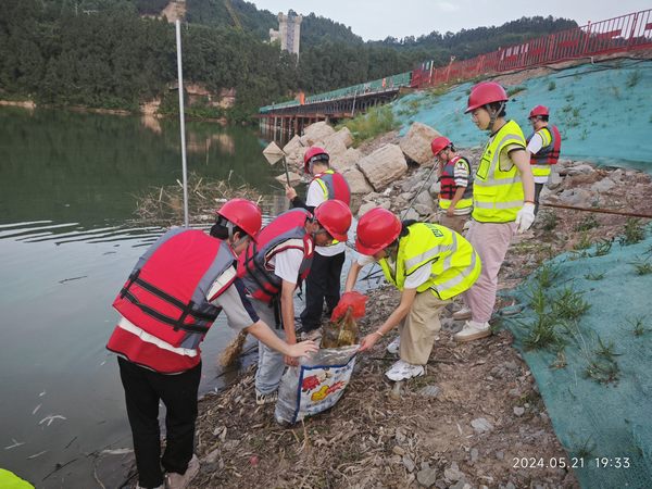 青年職工齊參與，清河行動顯擔(dān)當(dāng)—亭子口項目開展清河行動