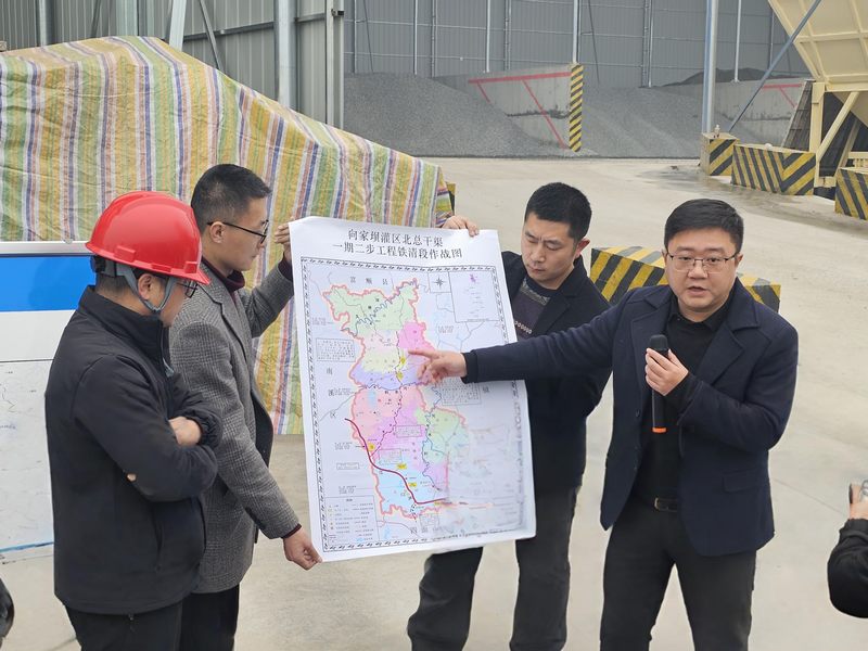 筑好安全關 開啟平安年——江安縣縣委常委程勇一行蒞臨向家壩黃桷灣拌合站參觀建設成果并開展節前檢查