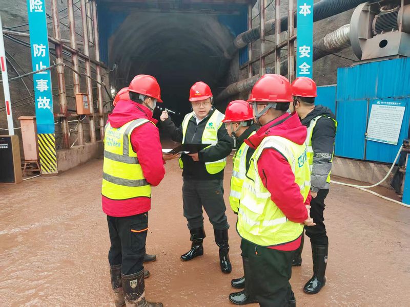 羅雪總經理帶隊赴向家壩一期二步Ⅴ標檢查指導工作